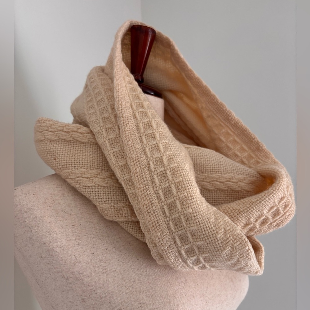 Weave O’ the Irish Aran Style Wool Infinity Scarf Cream - Picture 3 of 8